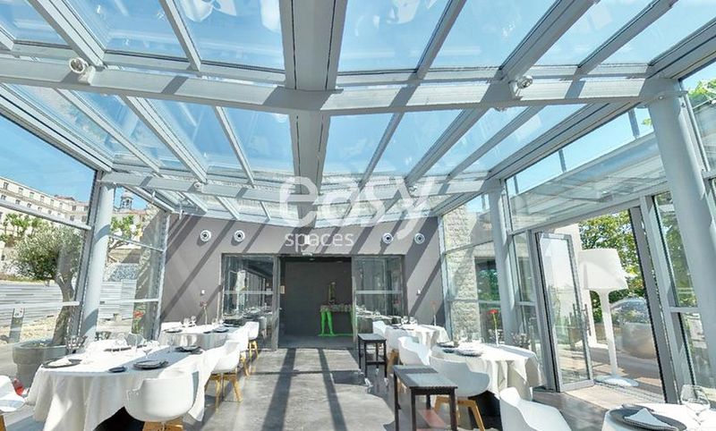 decor with glass roof and structure suitable for professional photo shooting, located in Lyon